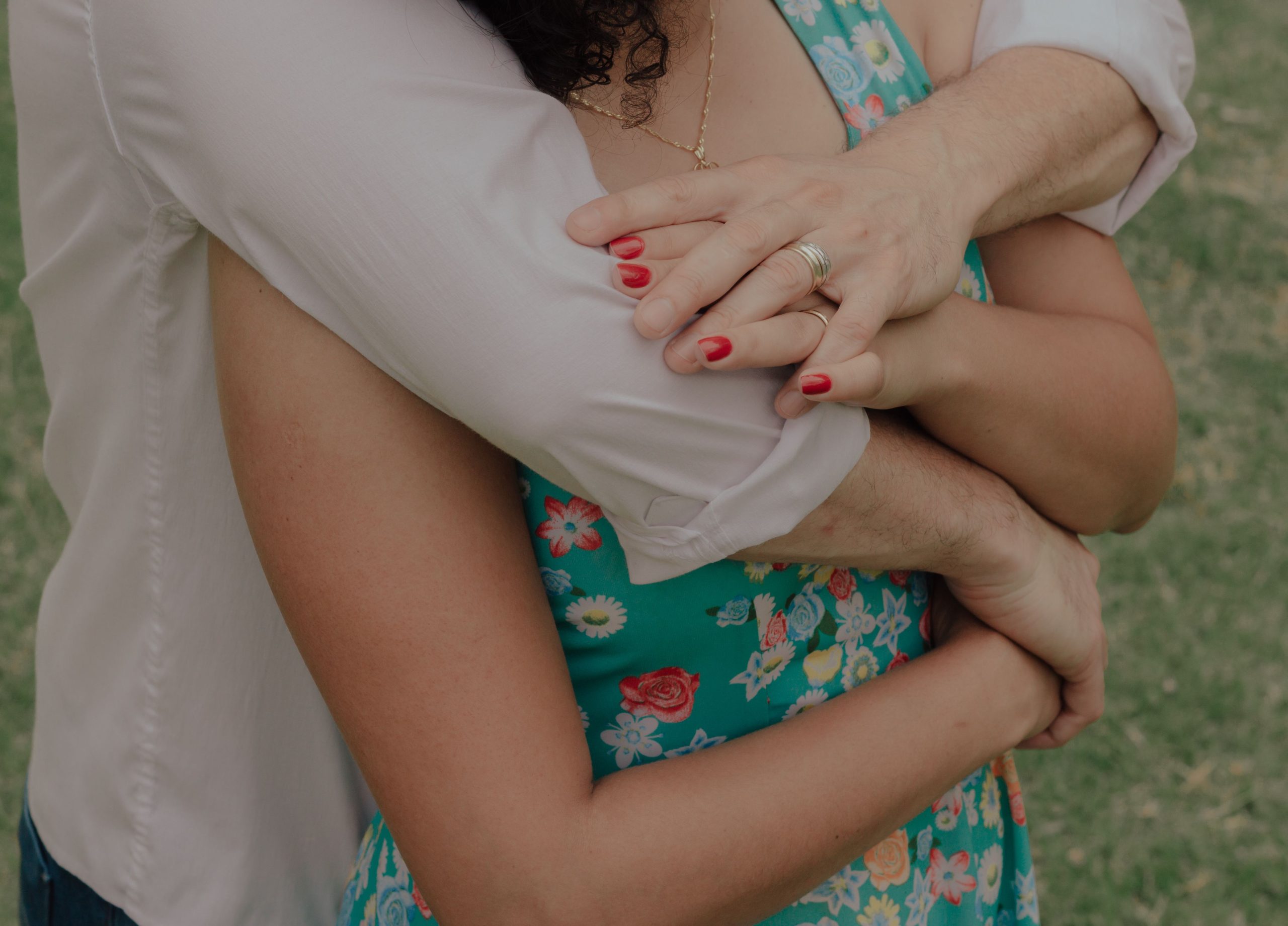 El tarot como mapa sentimental: Por qué necesitas una lectura antes de endulzar tu relación
